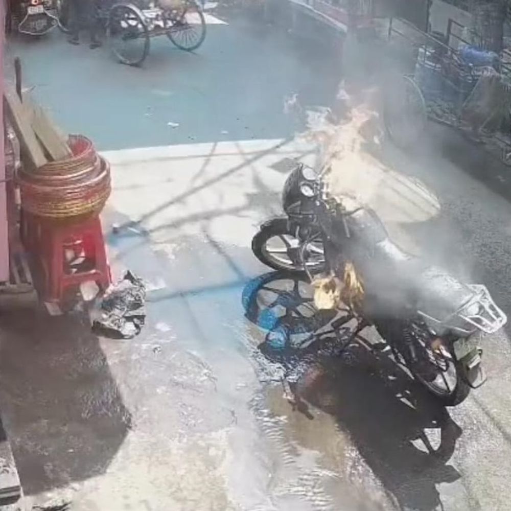 सीवान में जाम में खड़ी बाइक में लगी आग:थाना रोड से बड़ी मस्जिद जा रहा था, ड्राइवर सुरक्षित