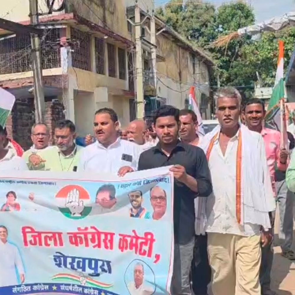 शेखपुरा में कांग्रेस ने PM मोदी का पुतला जलाया:राहुल को पप्पू और सोनिया को जर्सी गाय कहने पर भड़के कार्यकर्ता