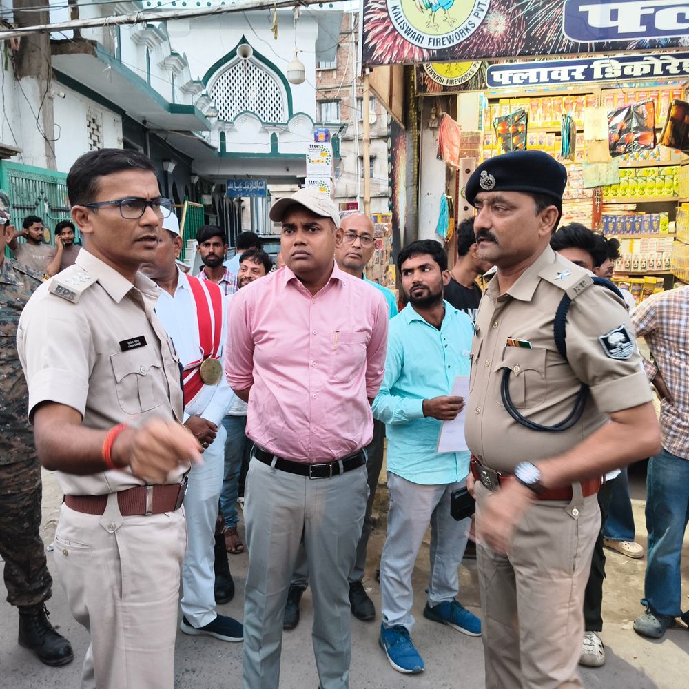 समस्तीपुर में SDM-DSP ने की पटाखा दुकानों की जांच:बिना लाइसेंस दुकान चलाने वालों पर होगी कार्रवाई, दीपावली से पहले सतर्कता