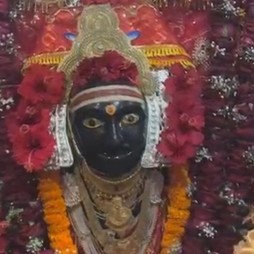 गोपालगंज के थावे दुर्गा मंदिर में महाअष्टमी पर उमड़ी भीड़:मां सिंहासनी के दर्शन को लगी लंबी कतारें; स्काउट के छात्रों ने संभाली व्यवस्था