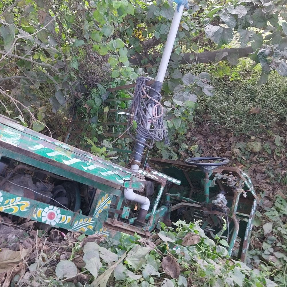 जुगाड़ गाड़ी ने बाइक को टक्कर मार नहर में पलटी:अररिया में बाइक सवार का पैर टूटा, ड्राइवर मौके से भागा