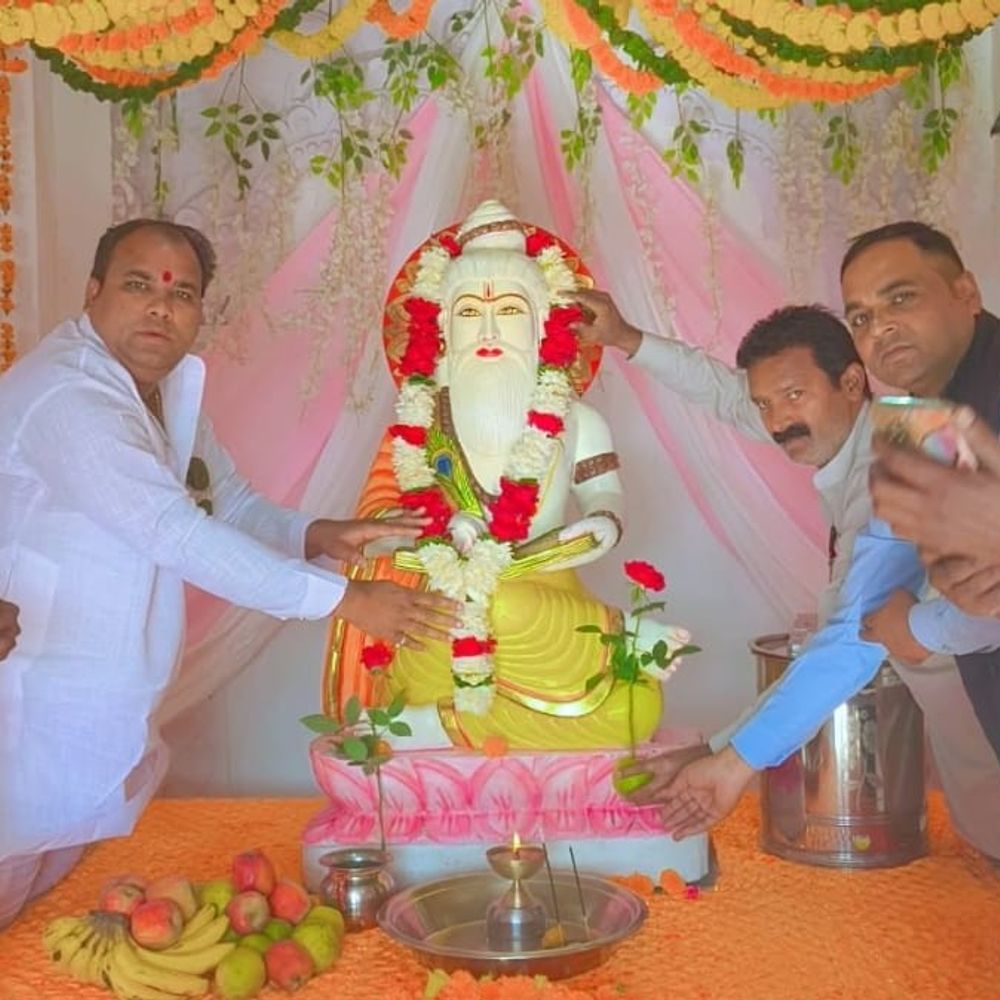 सहारनपुर में महर्षि वाल्मीकि जयंती पर शोभायात्रा निकली:झांकियां आकर्षण का केंद्र रहीं, महिपाल वाल्मीकि को टिकट देने की मांग उठी