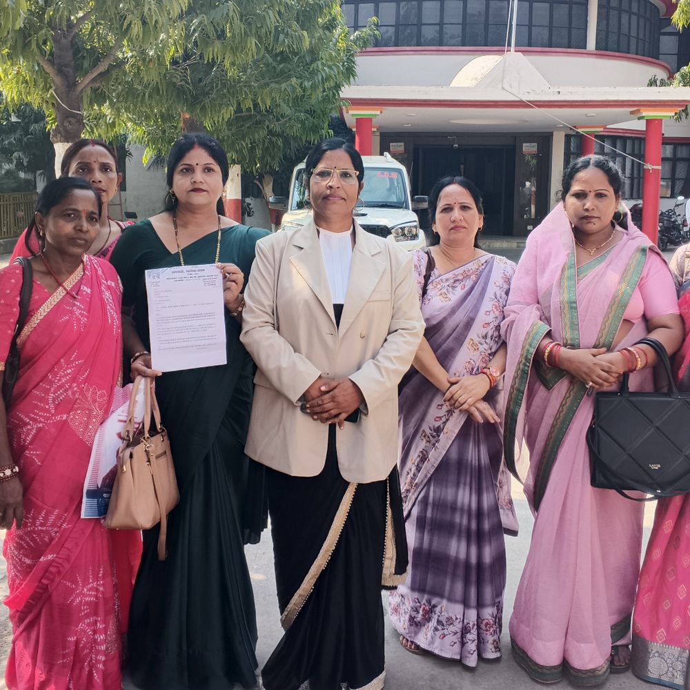 आंगनबाड़ी कार्यकत्रियों ने 12 हजार रुपये मानदेय मांगा:महराजगंज में जिलाधिकारी को सौंपा ज्ञापन, प्रोत्साहन राशि मानदेय में जोड़ने की मांग