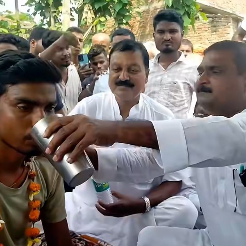 सीतामढ़ी में जलजमाव के खिलाफ अनशन खत्म:4 दिन बाद पूर्व विधायक सुनील कुशवाहा ने जूस पिलाकर तुड़वाया अनशन