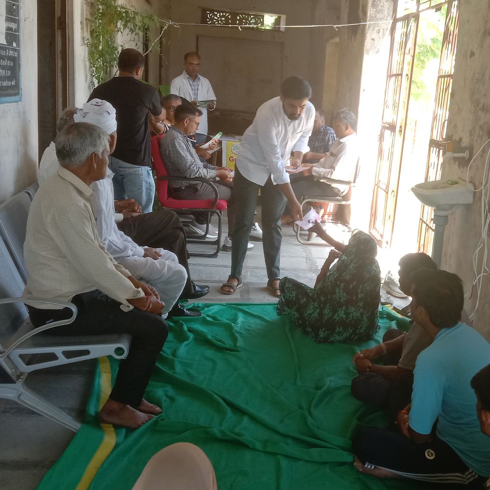 सराड़ी में वृद्धजनों के लिए लगा स्वास्थ्य शिविर:आयुष्मान आरोग्य मंदिर में 39 वृद्धजनों की जांच; बीपी, शुगर और जोड़ों के दर्द पर दी जानकारी