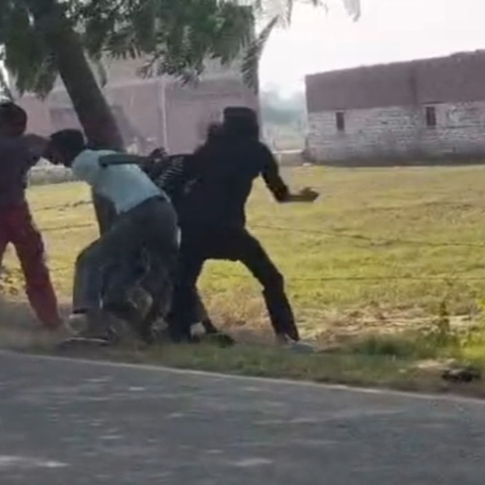 जिला बदर कहने पर दबंगों ने दो को पीटा, VIDEO:शाहजहांपुर में लाठी-डंडों और बेल्टों से हमला, घायल बोला-आरोपी चरस और गांजा भी बेचता है