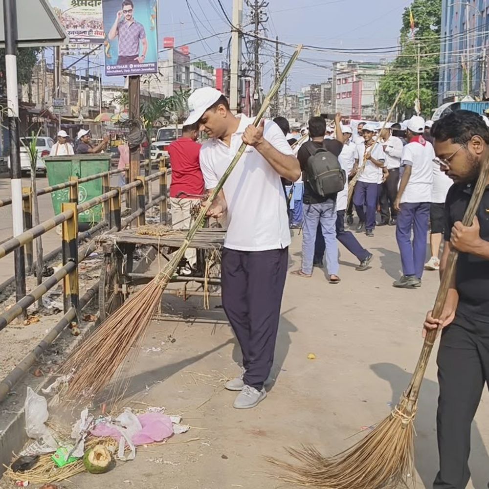 कटिहार में ‘स्वच्छता ही सेवा’ अभियान चला:जनप्रतिनिधियों और अधिकारियों ने किया श्रमदान, लोगों को जागरूक किया गया