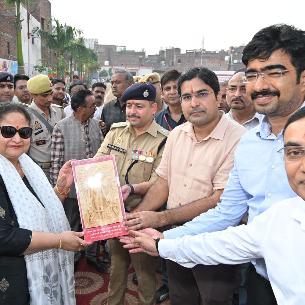 संभल में श्रीवंशगोपाल तीर्थ सहित छह जगह कमिश्नर का दौरा:माहिष्मती नदी और मनोकामना तीर्थ जीर्णोद्धार देखा, हवन में आहुति दी