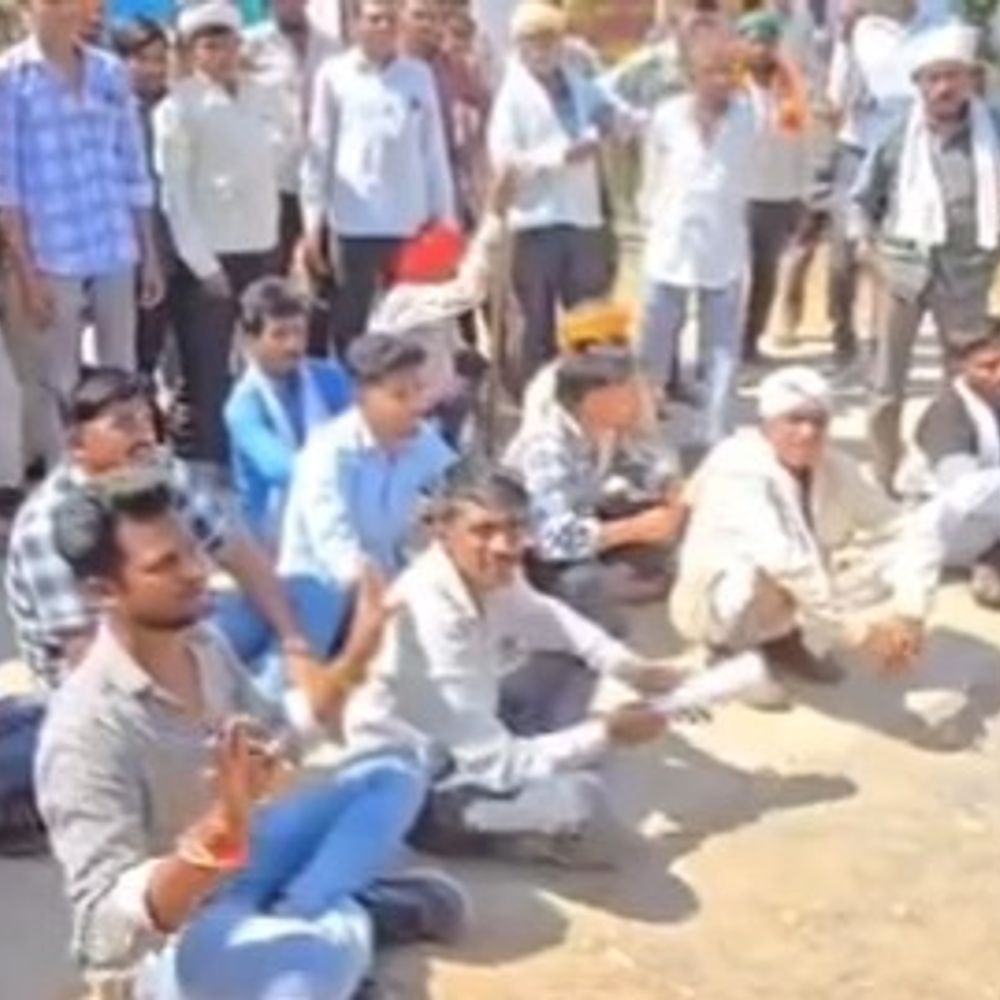 आलीराजपुर में आश्वासन के बाद गुल हुई बिजली:सुबह SDM कार्यालय में धरना; 10 घंटे की कटौती से पढ़ाई-सिंचाई प्रभावित