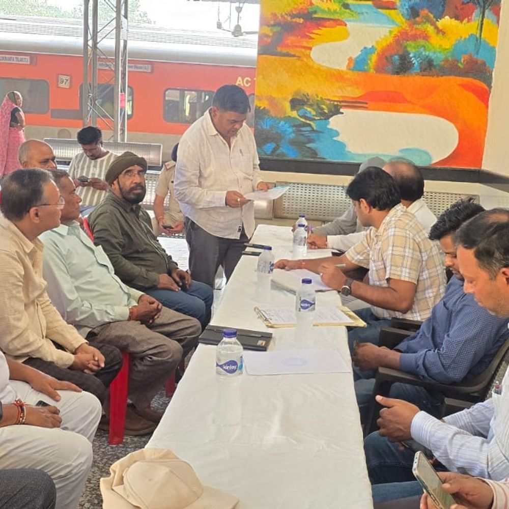 खिरकिया स्टेशन पर सुविधाएं बढ़ाने, ट्रेनों के ठहराव की मांग:नगर विकास समिति ने रेलवे को सौंपा ज्ञापन, भुसावल-नागपुर ट्रेन फिर से चलाने की भी मांग