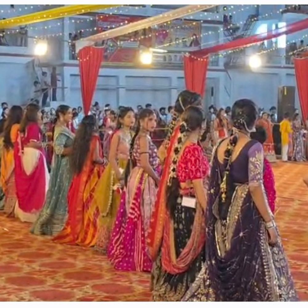 निवाड़ी में केशव गरबा महोत्सव की धूम:उत्साह और उमंग के साथ लोगों ने गरबा का आनंद लिया