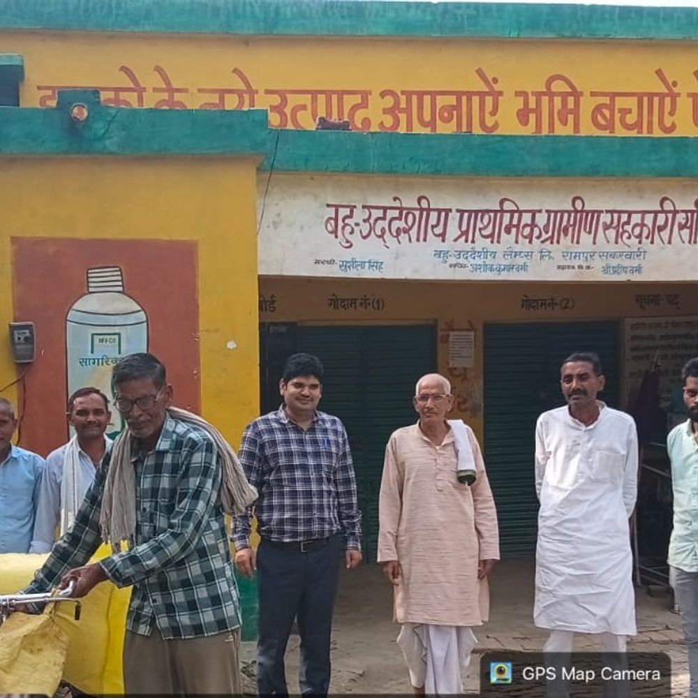 अम्बेडकरनगर में खाद नहीं बांटने पर 12 सचिव निलंबित:एआर कोऑपरेटिव ने 6 अन्य सचिवों का वेतन रोका