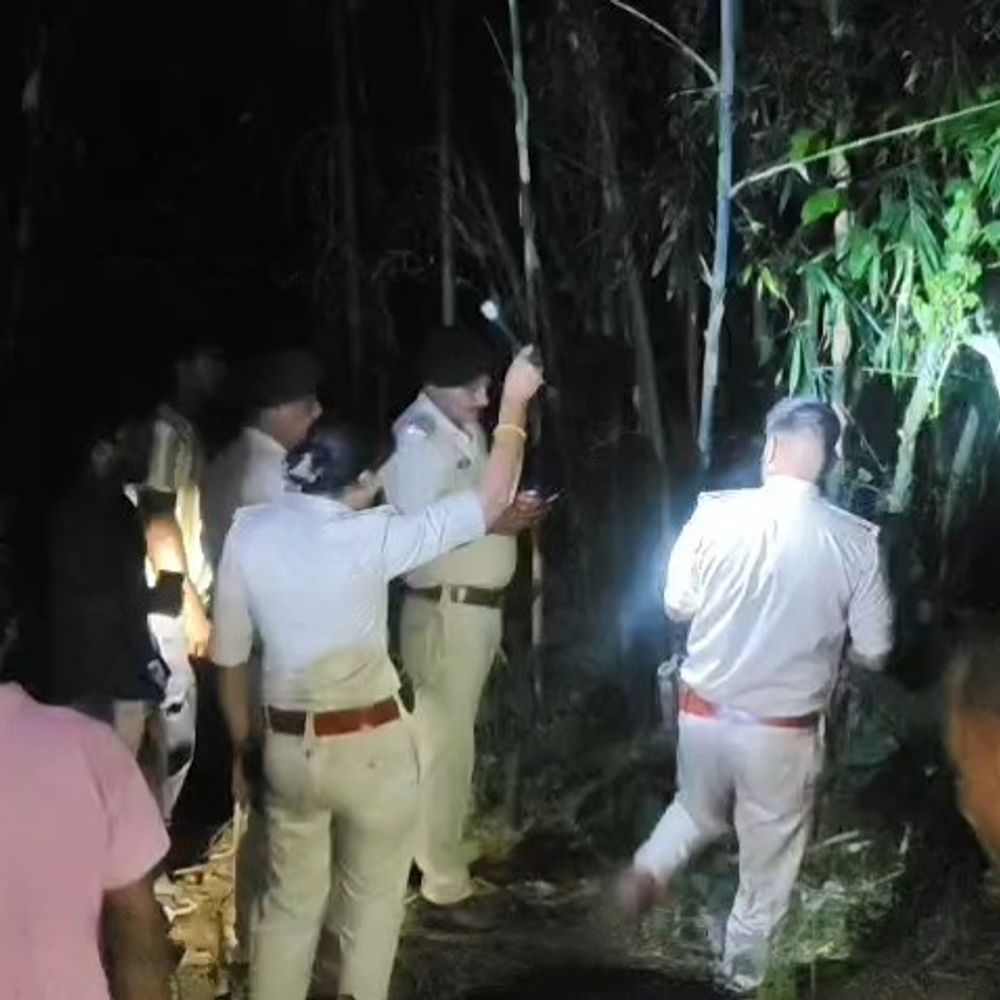 बांसबाड़ी में लटका मिला महिला का शव:किशनगंज में 7 साल का बेटा भी घायल, परिजन ने हत्या की जताई आशंका