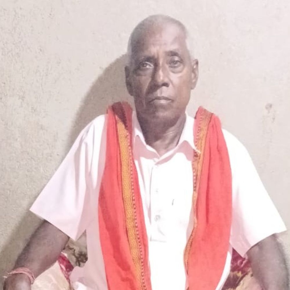 सड़क पार कर रहे बुजुर्ग को बाइक ने रौंदा:पाकुड़ में मंदिर जाते समय हुआ हादसा, लोगों ने मुआवजे की मांग पर किया सड़क जाम