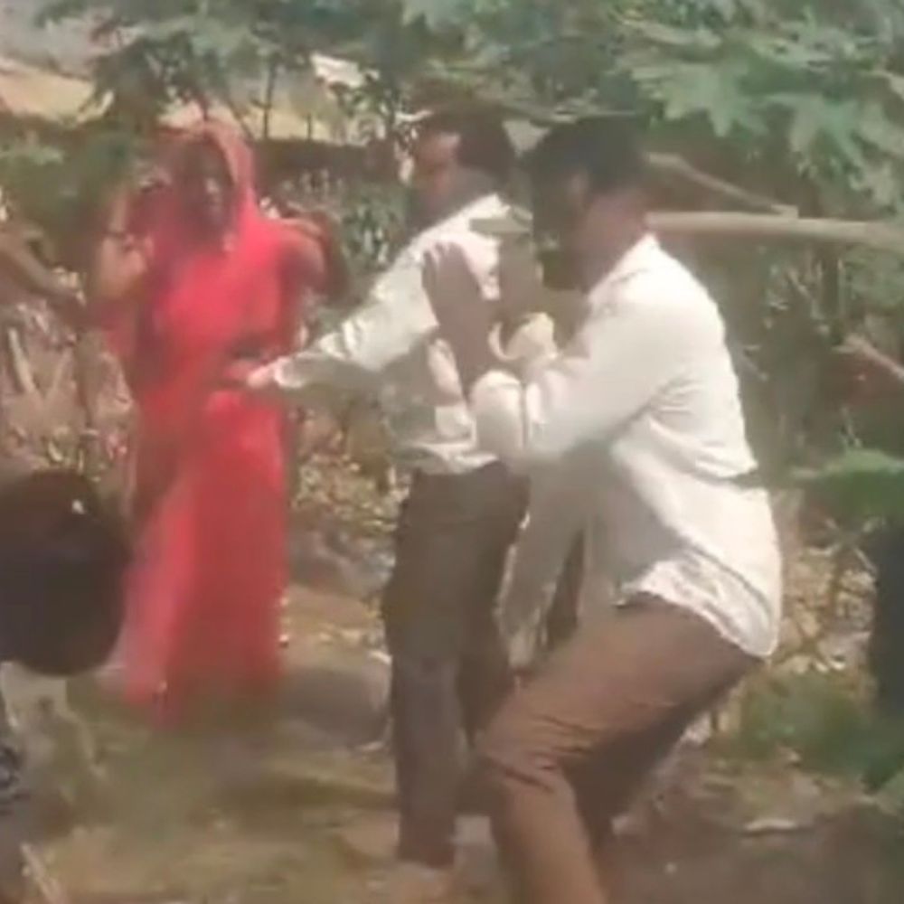 पराली चोरी के आरोप पर दो पक्षों में मारपीट:कौशांबी में दो महिलाओं समेत तीन घायल, जान से मारने की धमकी देने का आरोप