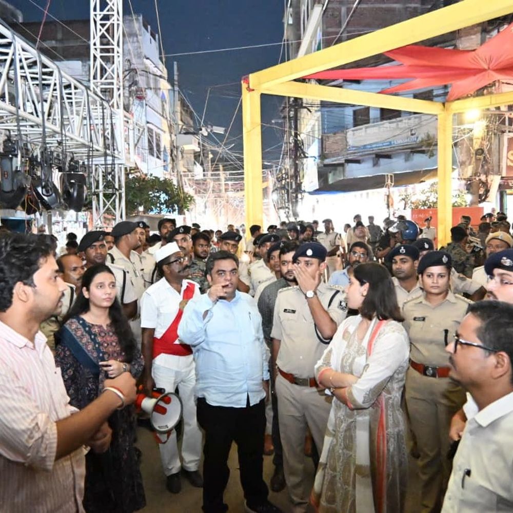 बक्सर में DM-SP ने निकाला फ्लैग मार्च:346 पूजा पंडालों पर रहेगी नजर, 199 जगहों पर दंडाधिकारी-पुलिस तैनात