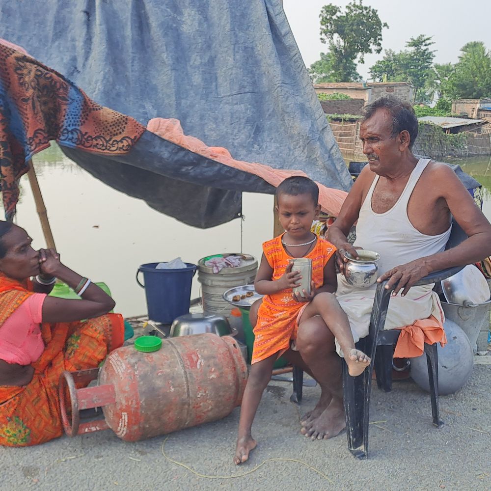गोपालगंज में बाढ़ का पानी उतरना शुरू:पक्के और कच्चे मकान डूबे; अनाज, कपड़े, और कई सामान खराब