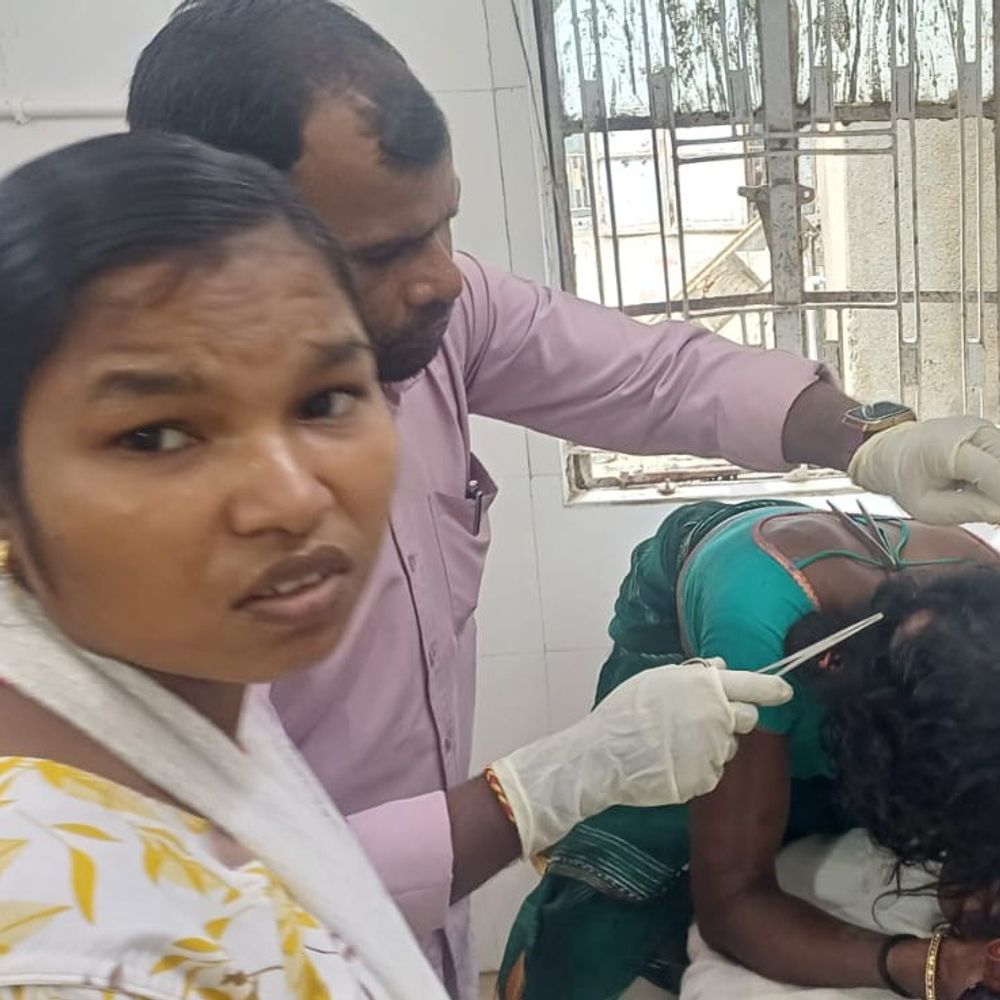 बांका में तेज रफ्तार ऑटो पेड़ से टकराया:महिला की मौत: 6 साल के बच्चे समेत 3 घायल, पापहरिणी सरोवर से लौट रहे थे