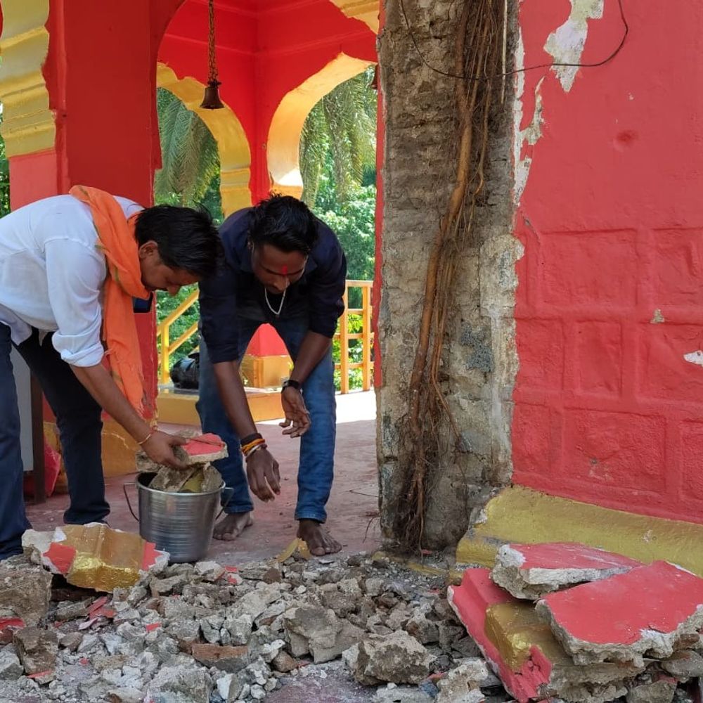 शाजापुर में मनकामेश्वर महादेव मंदिर का पिलर गिरा:पुजारी और समिति 10 साल से जीर्णोद्धार की कर रहे मांग; प्रशासन को हो चुके शिकायत