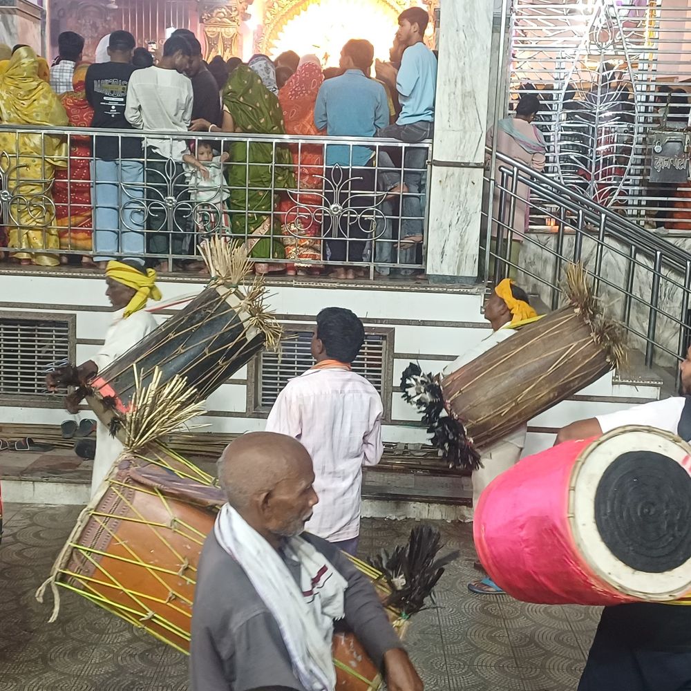 मुंगेर की बड़ी दुर्गा मंदिर में उमड़ी श्रद्धालुओं की भीड़:नवरात्र के दूसरे दिन मां ब्रह्मचारिणी की पूजा-अर्चना, आरती को लगाया एलसीडी स्क्रीन