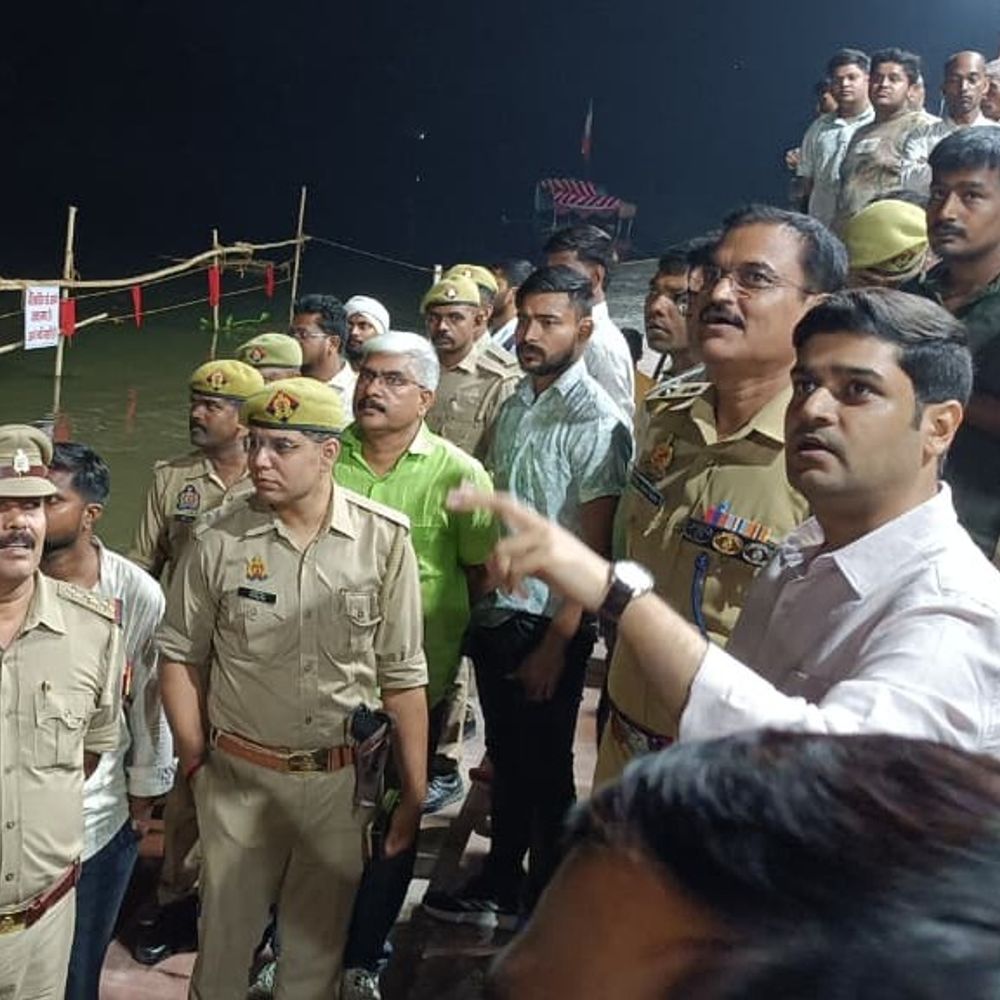 मऊ में डीएम-एसपी ने मूर्ति विसर्जन स्थल का निरीक्षण किया:सुरक्षा, यातायात और श्रद्धालुओं की सुविधाओं का जायजा लिया, अधिकारियों को निर्देश दिए