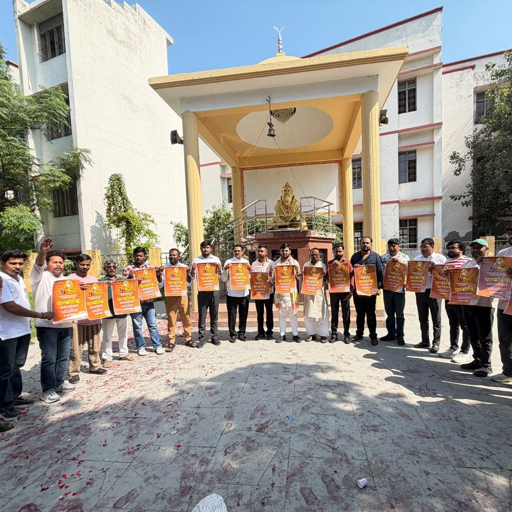 लखनऊ में महर्षि वाल्मीकि जयंती की तैयारियां शुरू:परिवर्तन चौराहा मंदिर में पोस्टर लॉन्च, 26 अक्टूबर को सम्मेलन आयोजित