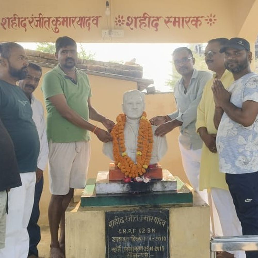 गांधी-शास्त्री जयंती पर स्वच्छता अभियान चलाकर शहीद को श्रद्धांजलि दी:दिलीपपुर बाजार में कार्यकर्ताओं ने शहीद रंजीत यादव की प्रतिमा को नमन किया
