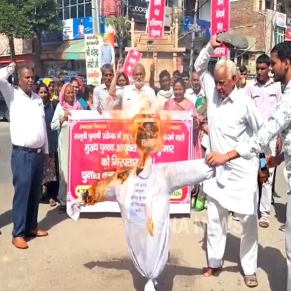 गोहाना में मुख्य चुनाव आयुक्त का पुतला फूंका:जन संघर्ष मंच ने चुनाव में धांधली के आरोप लगाए; SIR प्रक्रिया रद्द करने की मांग उठाई