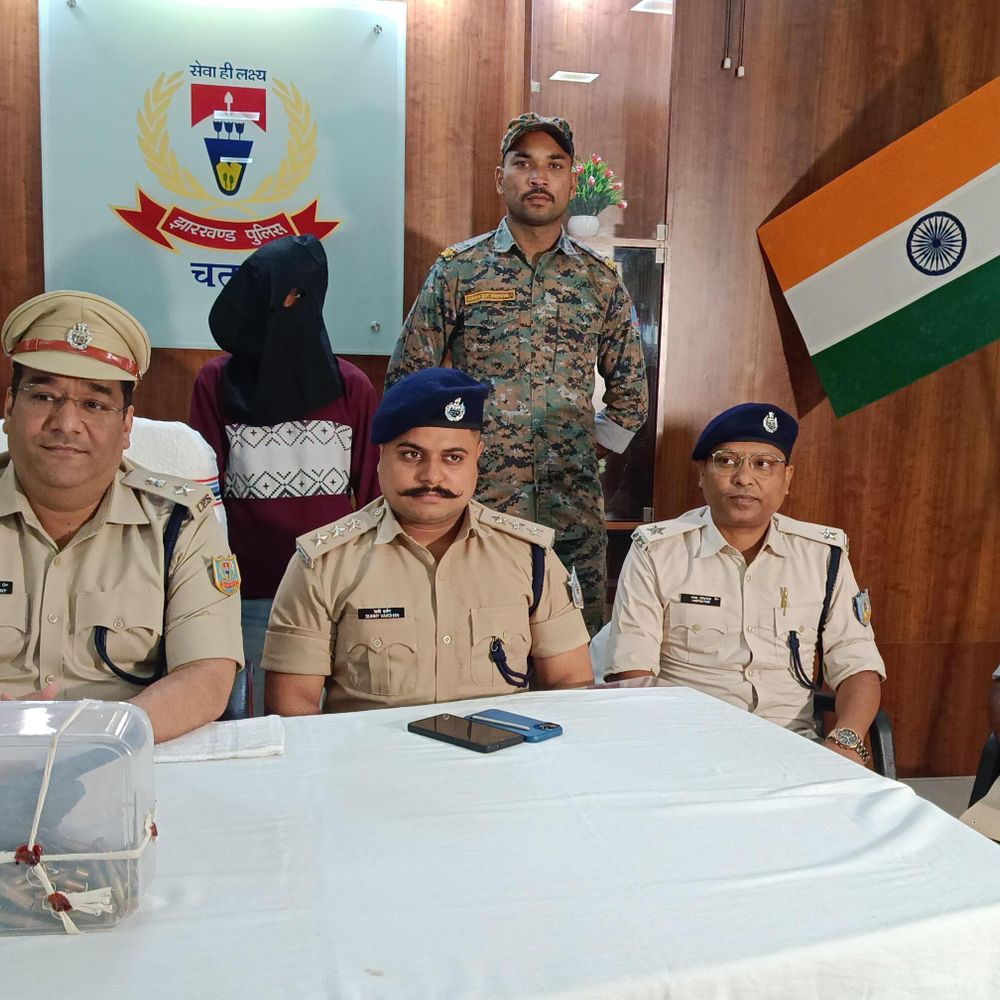 चतरा में हथियारों के साथ टीएसपीसी समर्थक गिरफ्तार:लेवी वसूलने के लिए कर रहा था रेकी, राहुल दुबे गैंग से भी जुड़े हैं तार