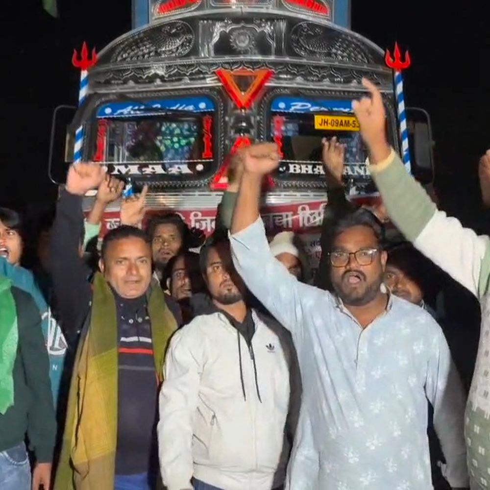 चतरा के सिमरिया में मुआवजे की मांग पर चक्का जाम:रात से ही कोयला ढुलाई ठप; सड़क हादसे में हुई थी एक की मौत, एक घायल