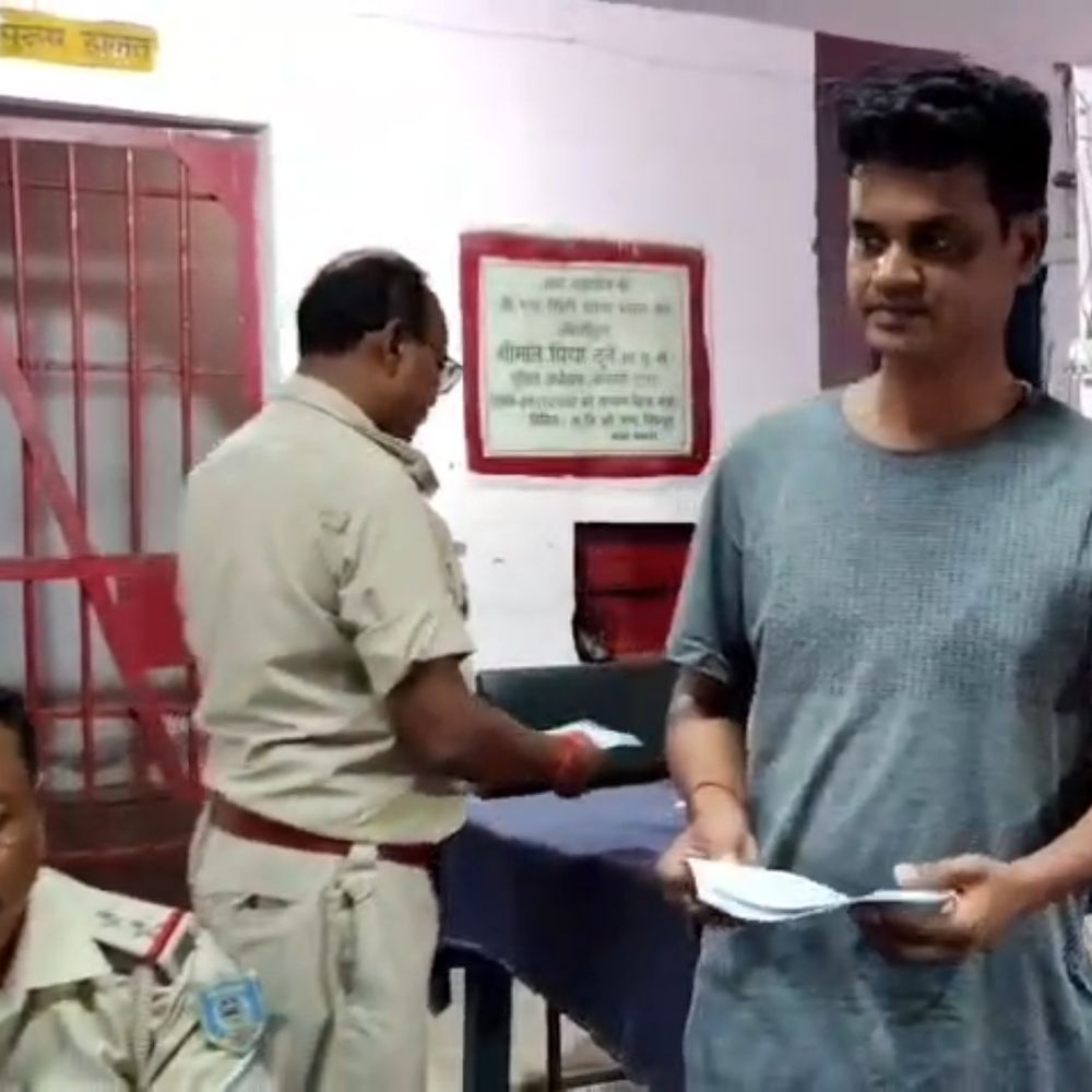 पति ने खेल अधिकारी पत्नी पर लगाया मारपीट का आरोप:बोकारो सिटी थाना में आवेदन, शरीर पर दांत काटने के निशान मिलने का दावा