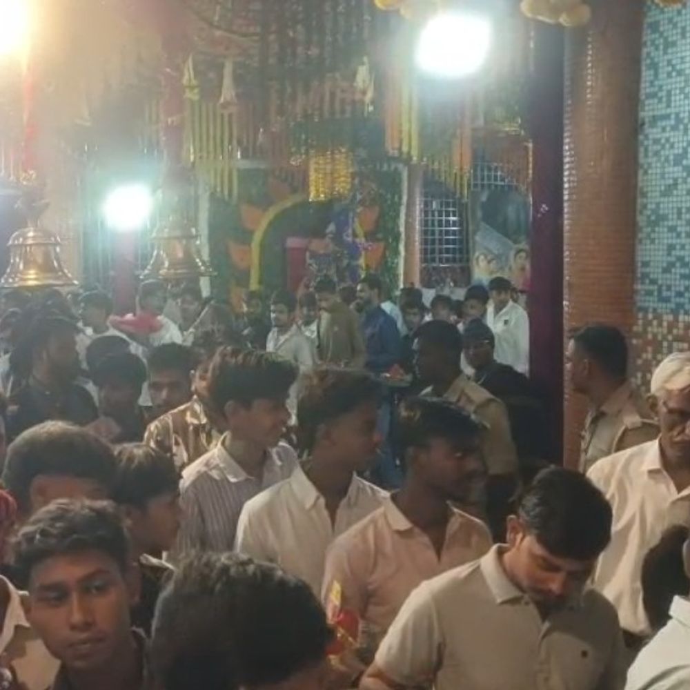 मुरादाबाद में नवरात्र के पहले दिन दर्शन को उमड़ी भीड़:फूल-प्रसाद लेकर मंदिर पहुंचे भक्त, मां शैलपुत्री से मांगी सुख-समृद्धि