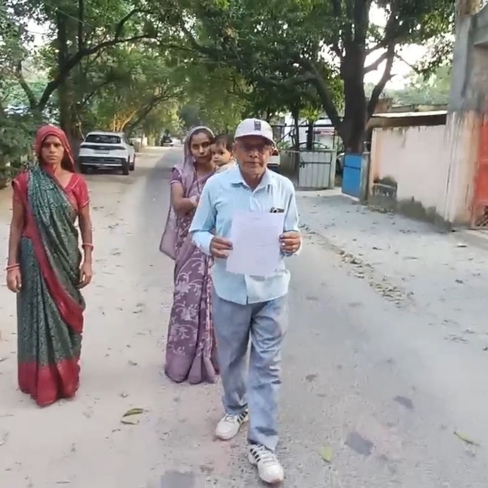 बेटे को चोरी के मामले में फंसाने का आरोप:मैनपुरी एसपी से पिता ने जांच की मांग की, बोले- पुरानी रंजिश में फंसाया जा रहा