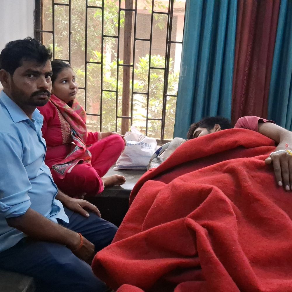 धान का पुआल भरते समय युवक को सांप ने काटा:बाराबंकी में सांप को पॉलिथीन में लेकर अस्पताल पहुंचे परिजन, हालत गंभीर देख लखनऊ रेफर