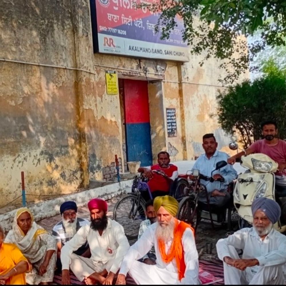 तरनतारन में साथी पर केस से दिव्यांगों नाराज:कैरों चौकी के बाहर दिया धरना- बोले पानी विवाद में हमला किया, झूठा केस कराया