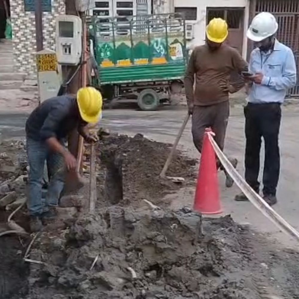 आगरा में नाला निर्माण में लापरवाही:घरों के स्लैब तोड़े, बिजली गुल होने से लोग 12 घंटे अंधेरे में रहे