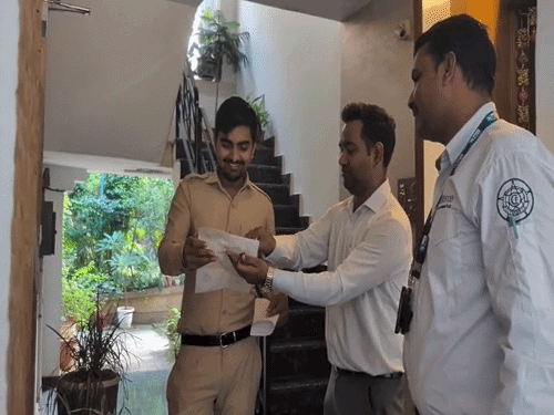 गुरुग्राम में ध्रुव राठी के घर पर चिपकाया कोर्ट समन:कल सीजेपी प्रोटेस्ट से पहले कार्रवाई, भाजपा आईटी-सेल सदस्य ने लगाई थी याचिका