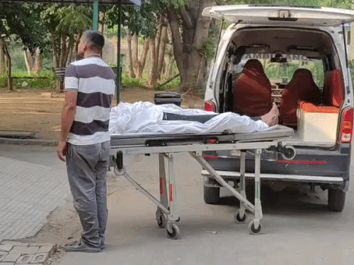 फरीदाबाद के होटल में लटका मिला युवती का शव:आगरा की रहने वाली, तीन दिन से प्रेमी के साथ ठहरी थी, युवक रात में हुआ फरार