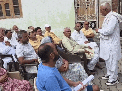 गुर्जर समाज बोला-चंदे का हिसाब मांगने पर हमला हुआ:कृष्ण मासी पर चाकुओं से वार किया गया था; एसपी-डीसी से कार्रवाई की मांग