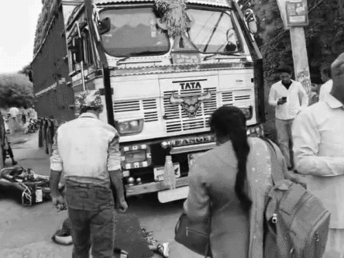 कुरुक्षेत्र GT रोड पर ट्रक ने महिला को कुचला:बाइक के पीछे मारी टक्कर, पति-बेटे को लगी चोटें, रास्ता पूछते वक्त हुआ एक्सीडेंट