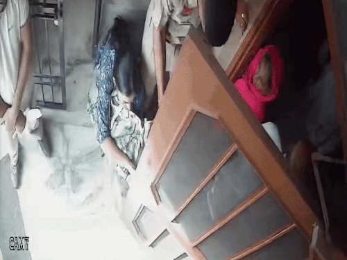 पंचकूला पुलिस के सामने बहू ने ससुर को पीटा,VIDEO:दरवाजे पर बैठी रही, ननद के साथ भी धक्का-मुक्की; बुजुर्ग बोले-पुलिस नहीं कर रही FIR