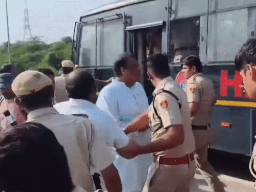फरीदाबाद में पुलिस और धरना दे रहे लोगों में झड़प:भाखरी में पुलिस ने पार्षद समेत प्रदर्शनकारियों को बसों में बैठाकर थाने पहुंचाया, टेंट उखाड़ा