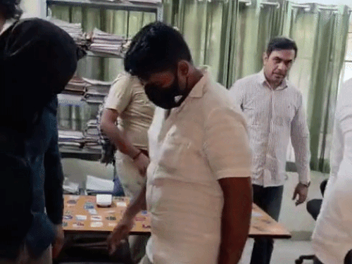 12वीं पास ठगों ने यूट्यूब से सीखा साइबर फ्रॉड:गूगल से लिंक बनाकर खरीदी मशीन: हर कार्ड पर 2 हजार का ट्रांजेक्शन पैटर्न, हिसार-भिवानी के रहने वाले