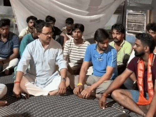 सिरसा CDLU के छात्रों-वीसी में मांगों पर बनी सहमति:हॉस्टल समस्या-फीस पर 10 दिन का आश्वासन, धरना समाप्त, बोले-अगला निर्णय बाद में लेंगे