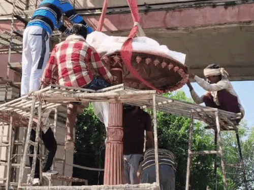 कुरुक्षेत्र गीता द्वार पर 24 फीट चौड़ा कृष्ण-अर्जुन रथ लगेगा:1200 किलो वजनी, गेट की ऊंचाई 5 फीट बढ़ाई; पिपली रोड की ट्रैफिक बंद