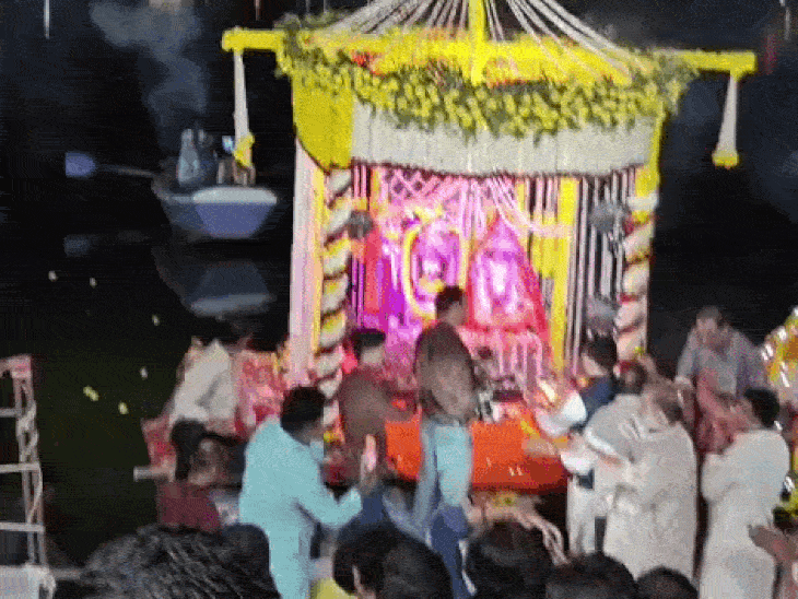 शरद पूर्णिमा पर निकला हिंदू उत्सव समिति का चल समारोह:राधा-कृष्ण ने किया नौका विहार, शीतलदास की बगिया में हुई आतिशबाजी