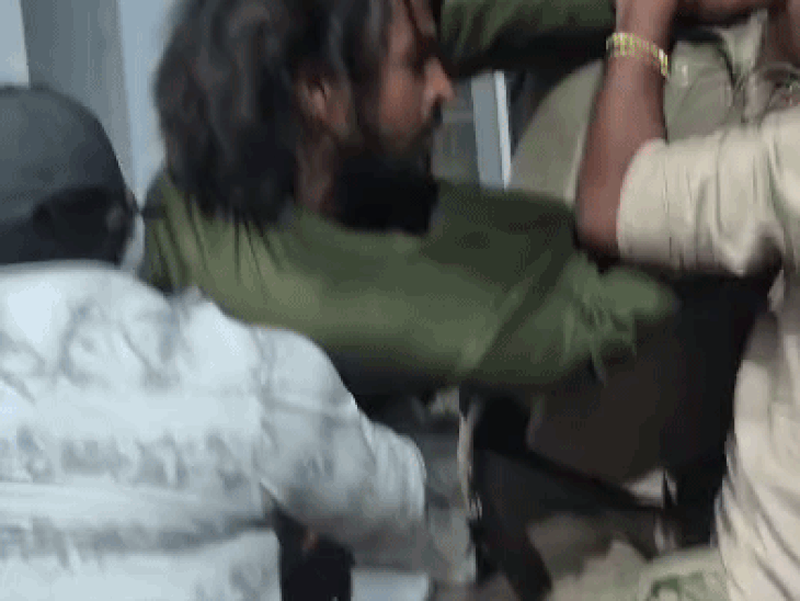 हबीबगंज थाने में बदमाश और पुलिस के बीच झूमाझटकी:वीडियो आया सामने, पुलिसकर्मी एक युवक को पकड़कर थप्पड़ मारते भी दिखे