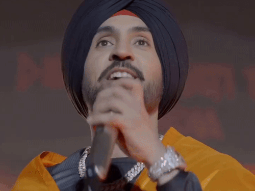दिल्ली में पंजाबी सिंगर दिलजीत के कॉन्सर्ट पर विवाद:’पटियाला पैग, 5 तारा’ सॉन्ग पर बैन की मांग; शिकायत में कहा- स्टेज पर बच्चे न बुलाएं