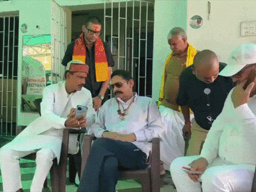 अनंत बोले-नियम-धर्म होता रहेगा,हमें पता है हम जीत गए हैं:जनता के लिए मिठाई बनवा रहे; नीरज ने कहा- पार्टी तबीयत बिगड़ देगी