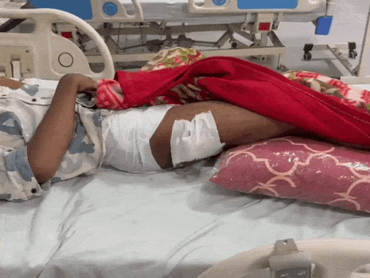 चाकू और गोली मारकर दो भाईयों से 6 हजार लूटे:शराब के लिए मांगे से दो हजार, नहीं देने पर किया हमला; एक की हालत गंभीर